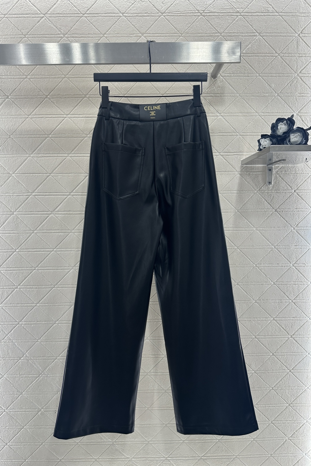 ♥Celin*♥2025新品上架 徽标阔腿直筒皮裤定制YB进口皮革材质，质感光泽，穿搭舒适，垂坠有型，内