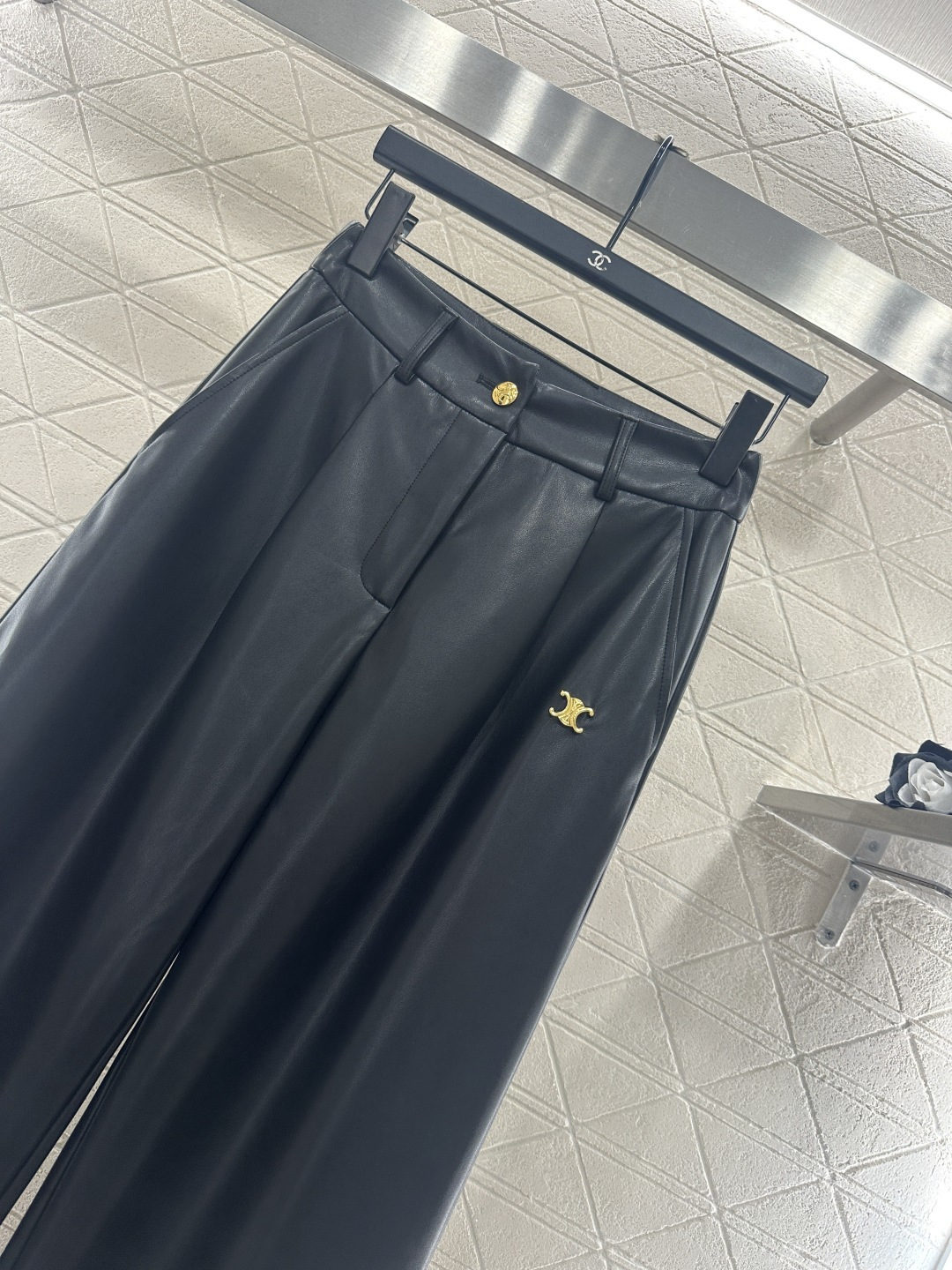♥Celin*♥2025新品上架 徽标阔腿直筒皮裤定制YB进口皮革材质，质感光泽，穿搭舒适，垂坠有型，内