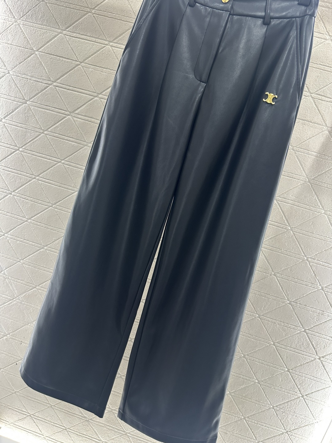 ♥Celin*♥2025新品上架 徽标阔腿直筒皮裤定制YB进口皮革材质，质感光泽，穿搭舒适，垂坠有型，内