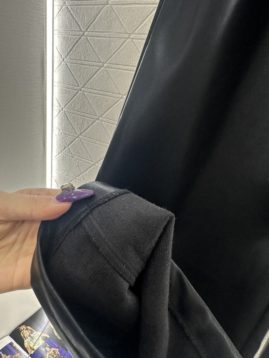 ♥Celin*♥2025新品上架 徽标阔腿直筒皮裤定制YB进口皮革材质，质感光泽，穿搭舒适，垂坠有型，内