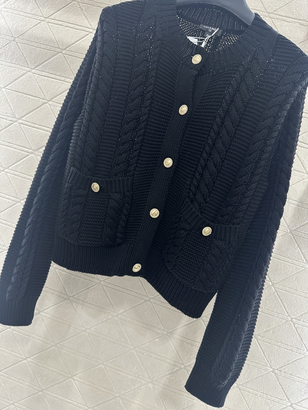 ♥Chane*♥2025新品上架 圆领麻花开衫定制YB棉毛纱线材质，质感细腻，舒适保暖，圆领针织开衫裁剪