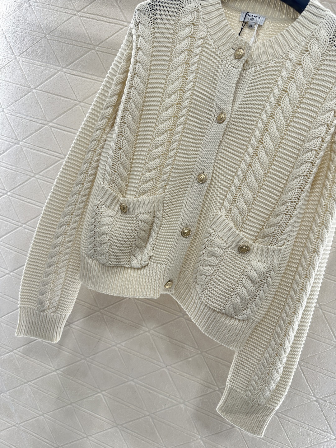 ♥Chane*♥2025新品上架 圆领麻花开衫定制YB棉毛纱线材质，质感细腻，舒适保暖，圆领针织开衫裁剪