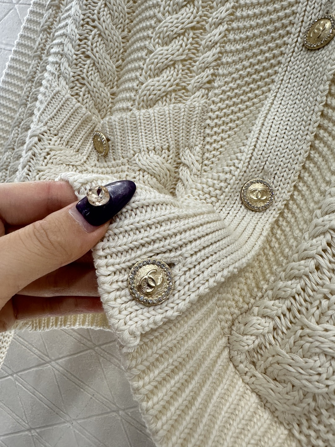 ♥Chane*♥2025新品上架 圆领麻花开衫定制YB棉毛纱线材质，质感细腻，舒适保暖，圆领针织开衫裁剪