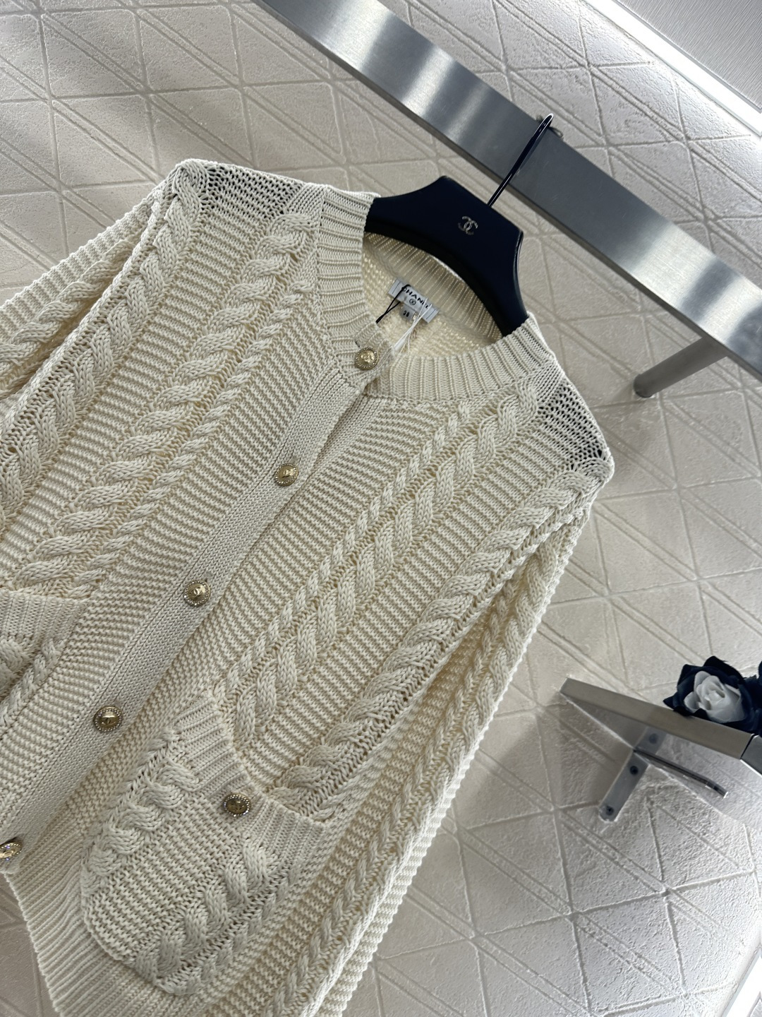 ♥Chane*♥2025新品上架 圆领麻花开衫定制YB棉毛纱线材质，质感细腻，舒适保暖，圆领针织开衫裁剪