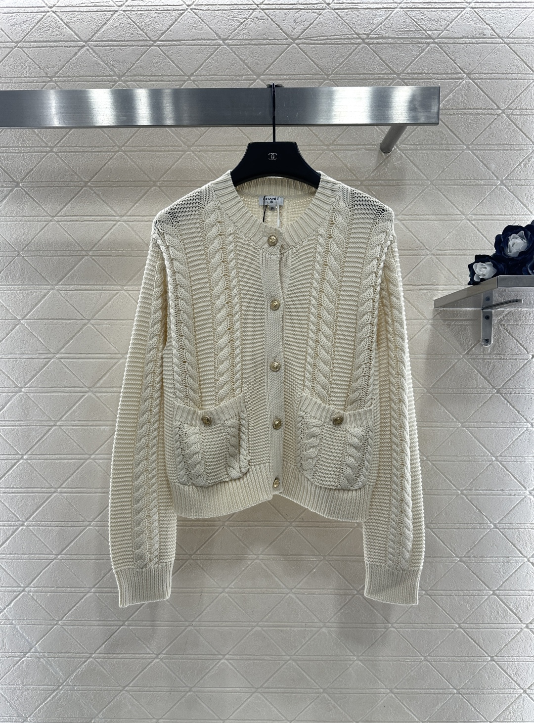 ♥Chane*♥2025新品上架 圆领麻花开衫定制YB棉毛纱线材质，质感细腻，舒适保暖，圆领针织开衫裁剪