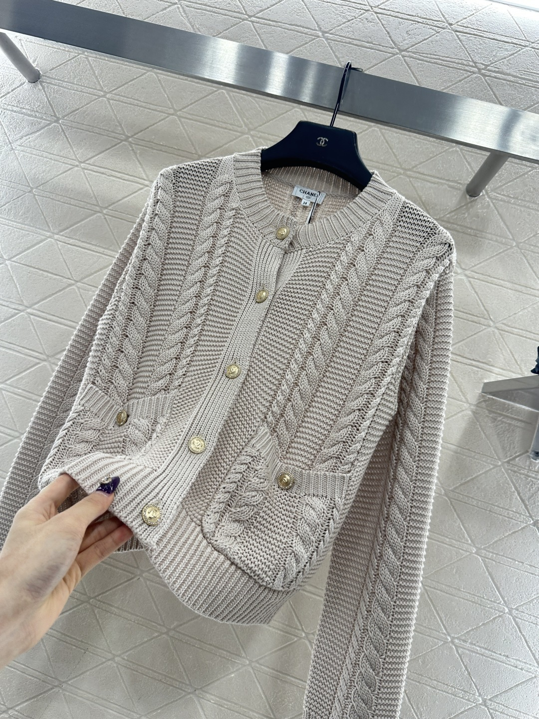 ♥Chane*♥2025新品上架 圆领麻花开衫定制YB棉毛纱线材质，质感细腻，舒适保暖，圆领针织开衫裁剪