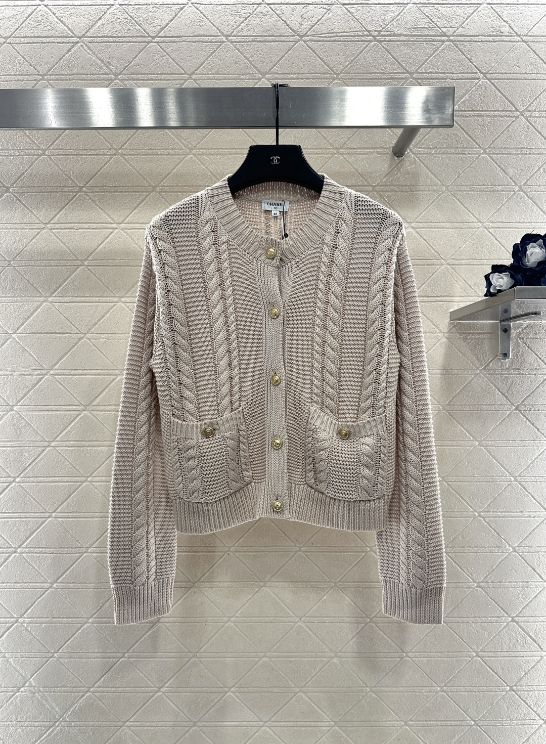 ♥Chane*♥2025新品上架 圆领麻花开衫定制YB棉毛纱线材质，质感细腻，舒适保暖，圆领针织开衫裁剪