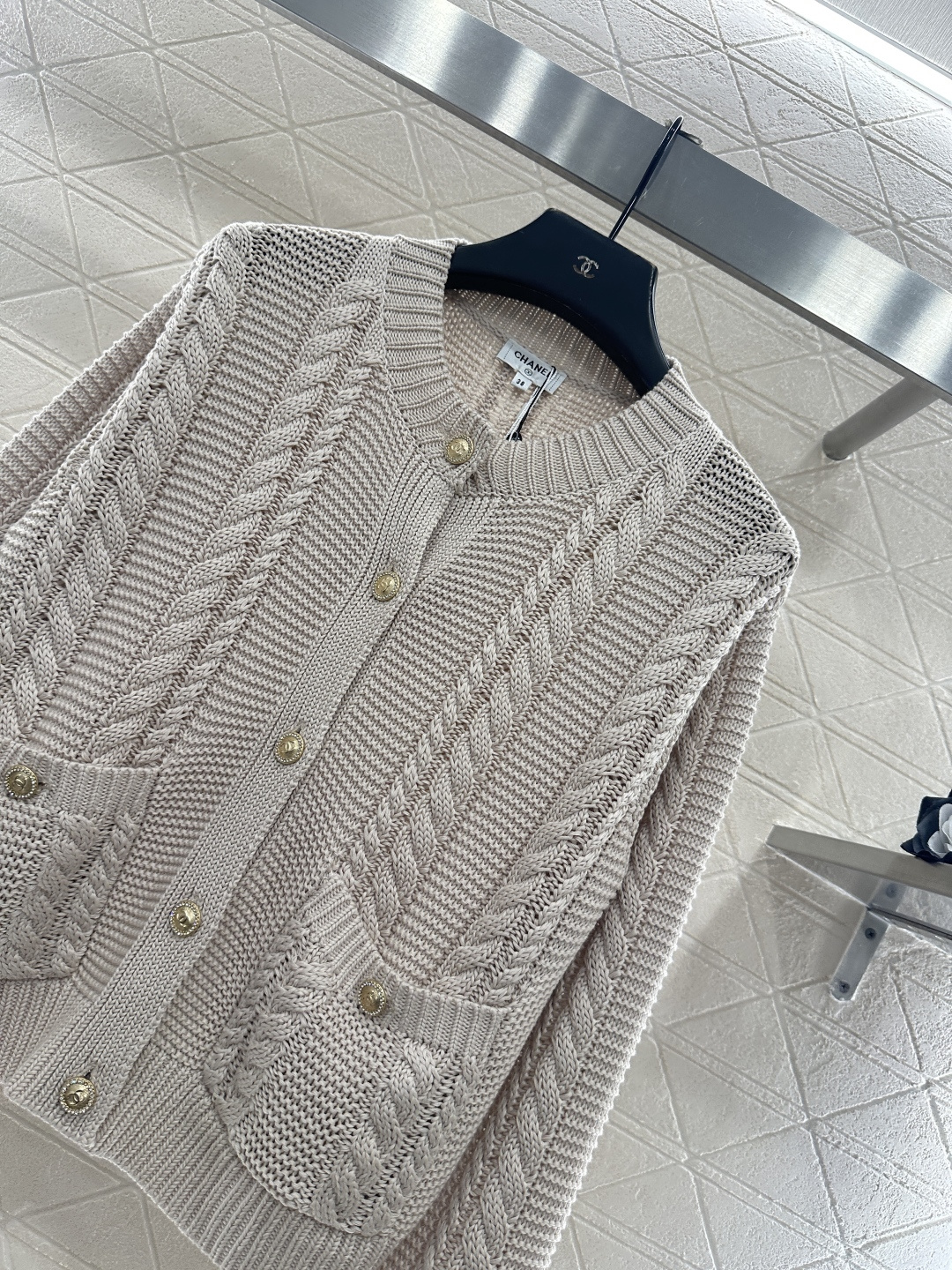 ♥Chane*♥2025新品上架 圆领麻花开衫定制YB棉毛纱线材质，质感细腻，舒适保暖，圆领针织开衫裁剪
