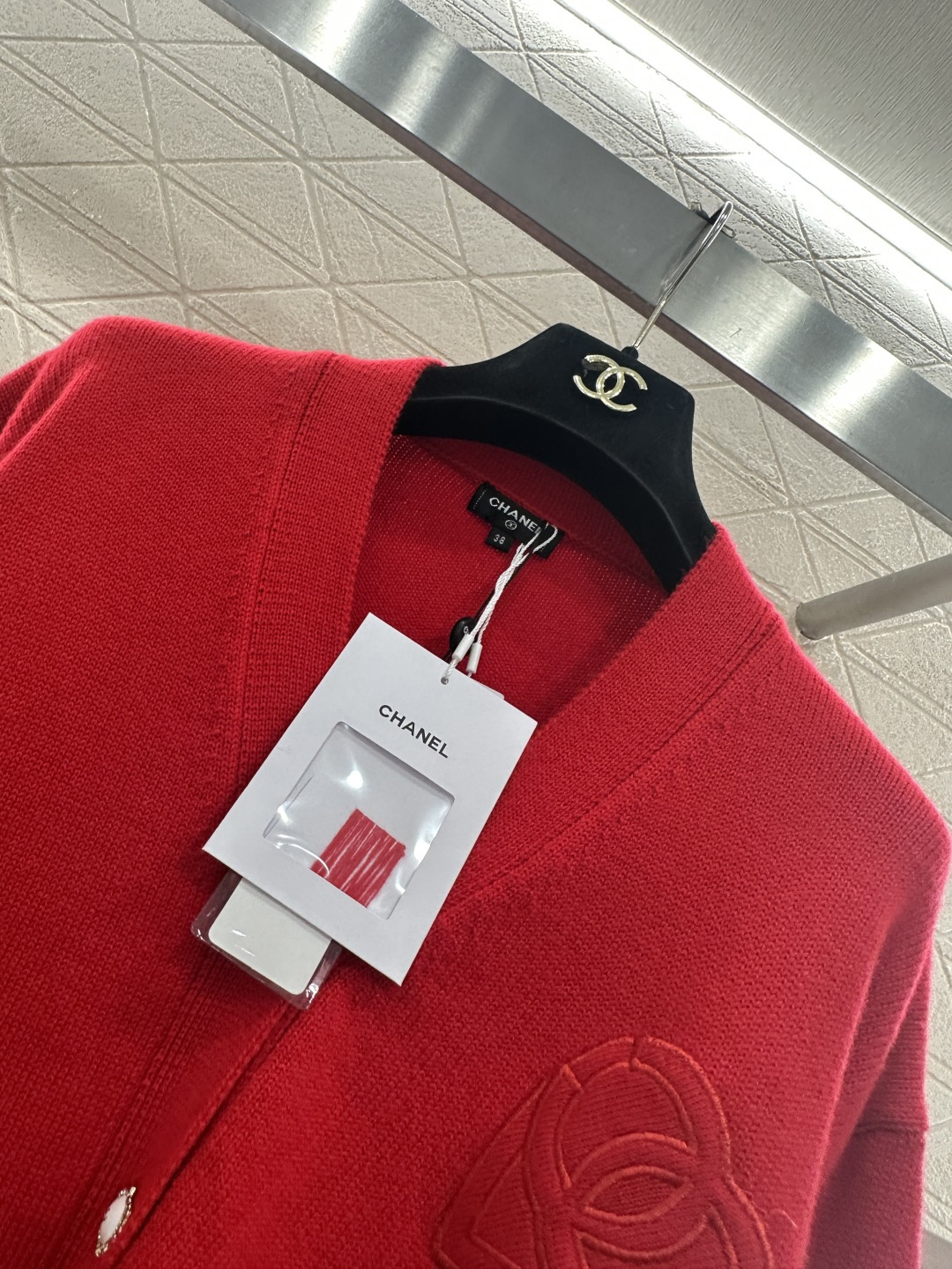 ♥Chane*♥2025新品上架 双C爱心字母针织开衫定制YB羊毛纱线织造，质感细腻，舒适好穿，V领短款