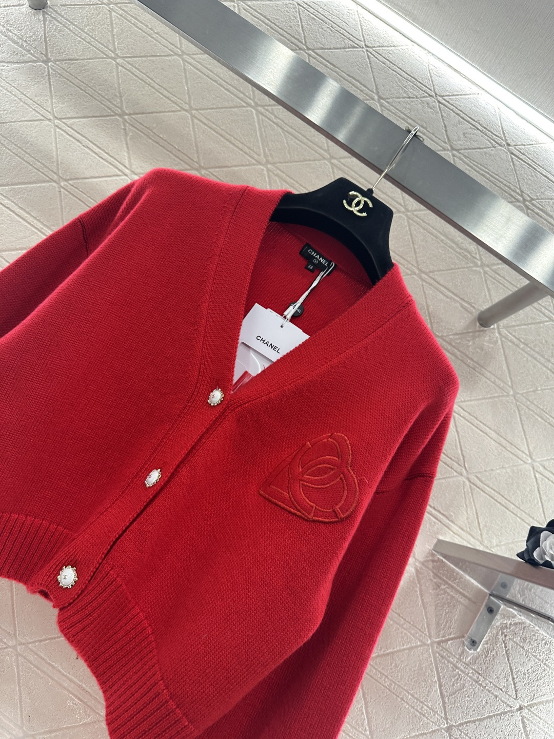 ♥Chane*♥2025新品上架 双C爱心字母针织开衫定制YB羊毛纱线织造，质感细腻，舒适好穿，V领短款