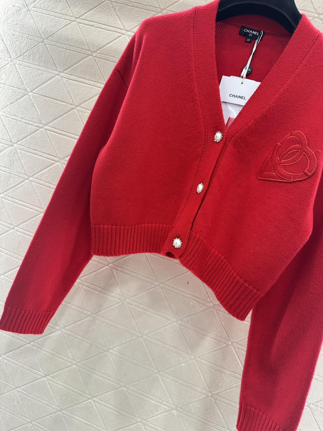 ♥Chane*♥2025新品上架 双C爱心字母针织开衫定制YB羊毛纱线织造，质感细腻，舒适好穿，V领短款