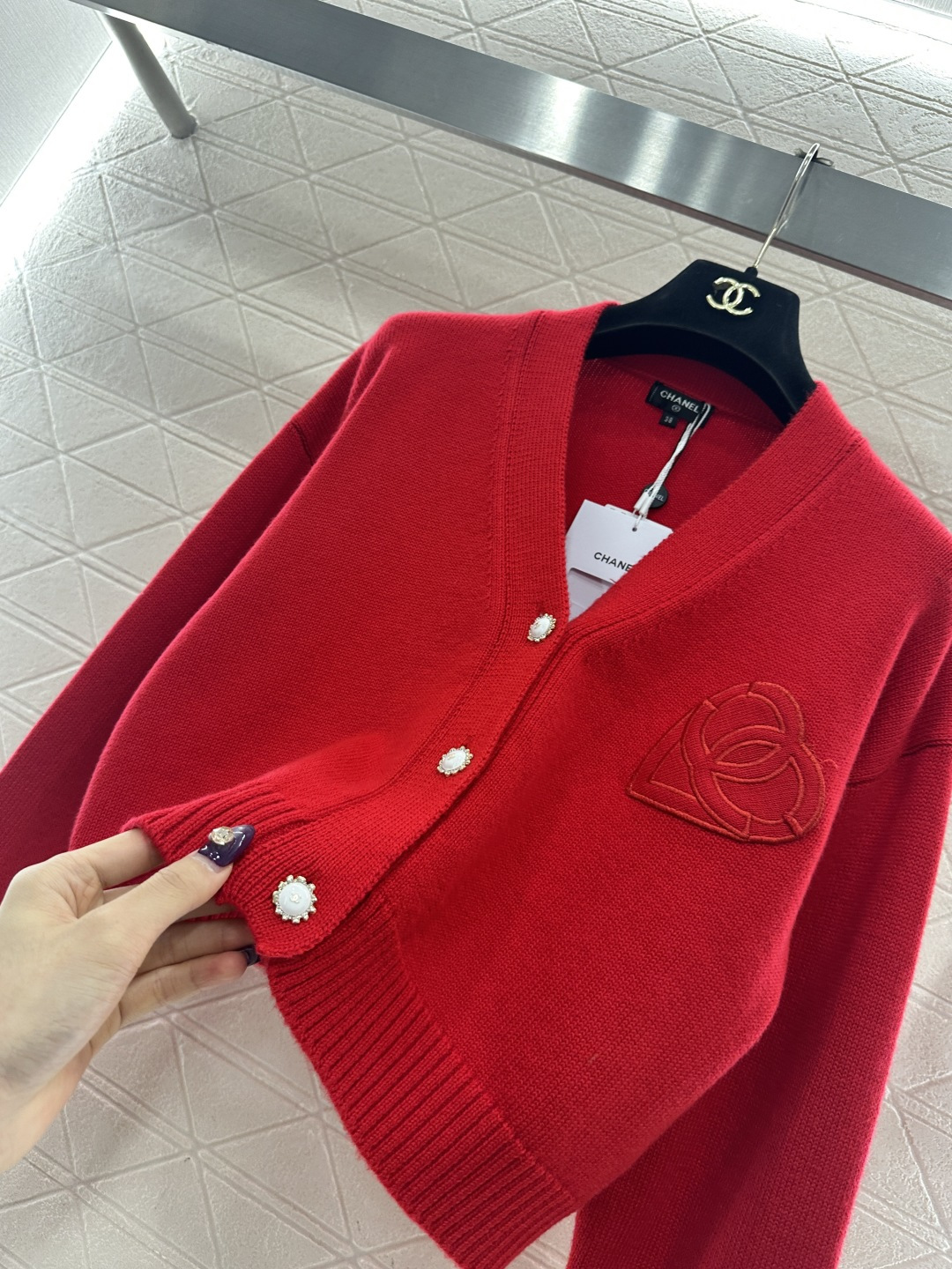♥Chane*♥2025新品上架 双C爱心字母针织开衫定制YB羊毛纱线织造，质感细腻，舒适好穿，V领短款