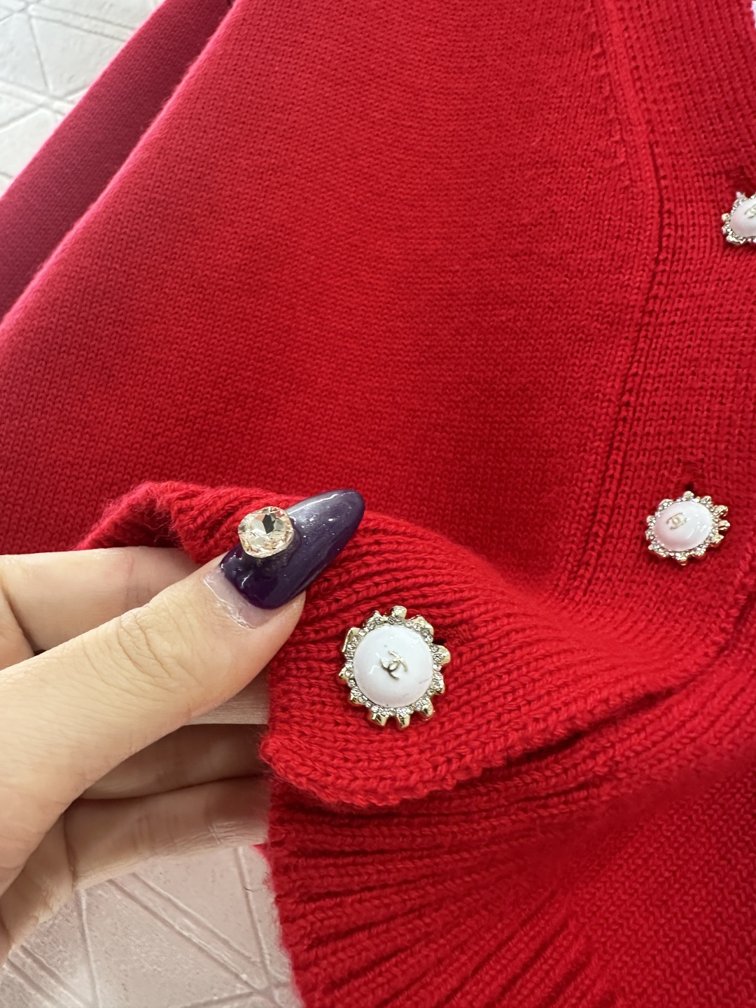 ♥Chane*♥2025新品上架 双C爱心字母针织开衫定制YB羊毛纱线织造，质感细腻，舒适好穿，V领短款