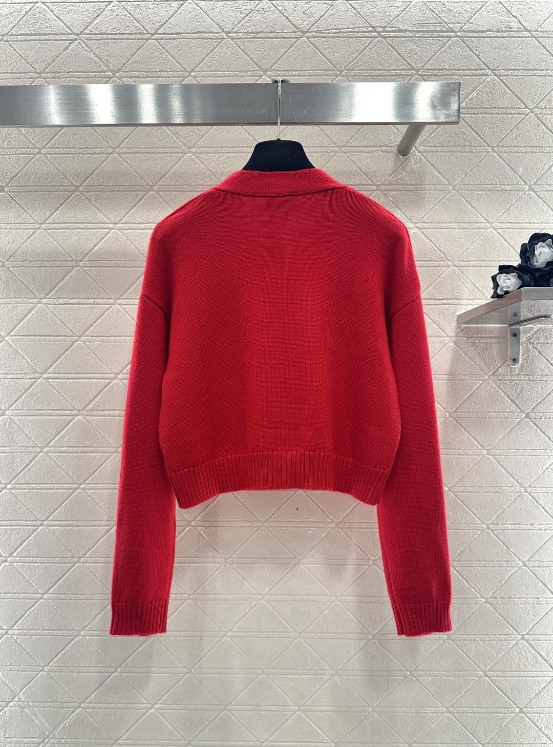 ♥Chane*♥2025新品上架 双C爱心字母针织开衫定制YB羊毛纱线织造，质感细腻，舒适好穿，V领短款