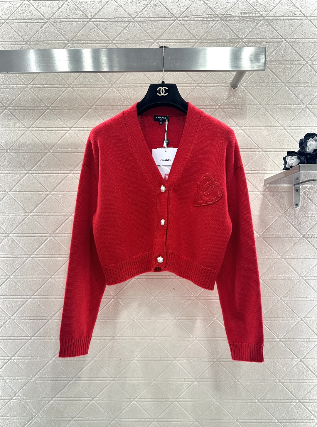 ♥Chane*♥2025新品上架 双C爱心字母针织开衫定制YB羊毛纱线织造，质感细腻，舒适好穿，V领短款