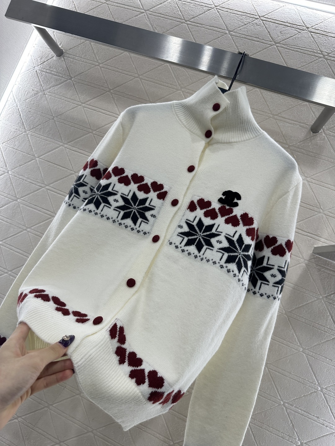 ♥Chane*♥2025新品上架 高领费尔岛开衫毛衣定制YB羊毛纱线材质，质感细腻，舒适保暖，立领纽扣开