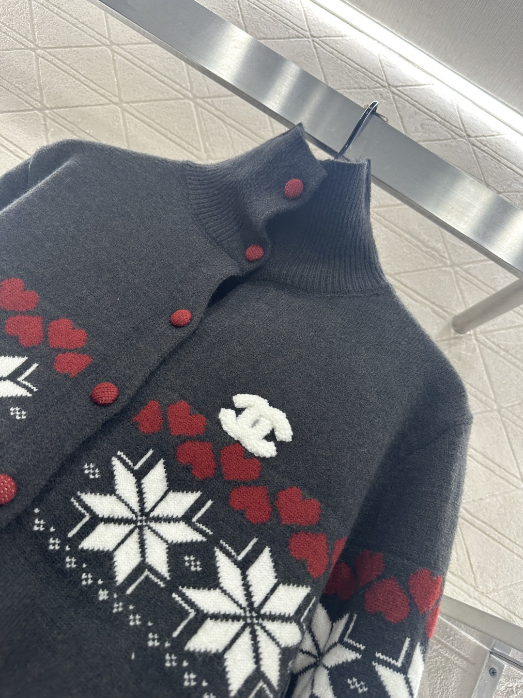 ♥Chane*♥2025新品上架 高领费尔岛开衫毛衣定制YB羊毛纱线材质，质感细腻，舒适保暖，立领纽扣开