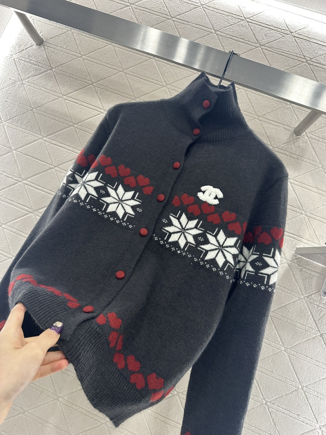 ♥Chane*♥2025新品上架 高领费尔岛开衫毛衣定制YB羊毛纱线材质，质感细腻，舒适保暖，立领纽扣开