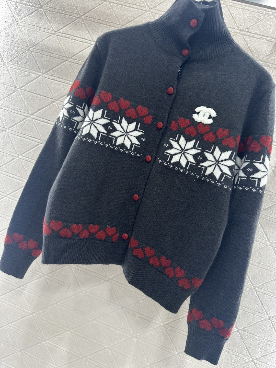 ♥Chane*♥2025新品上架 高领费尔岛开衫毛衣定制YB羊毛纱线材质，质感细腻，舒适保暖，立领纽扣开