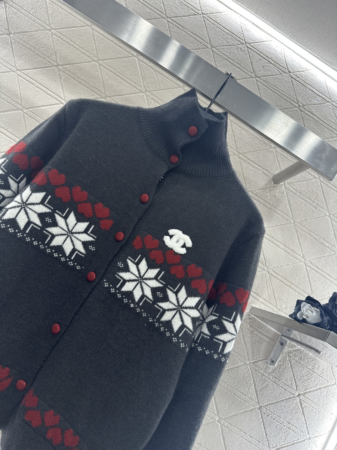 ♥Chane*♥2025新品上架 高领费尔岛开衫毛衣定制YB羊毛纱线材质，质感细腻，舒适保暖，立领纽扣开