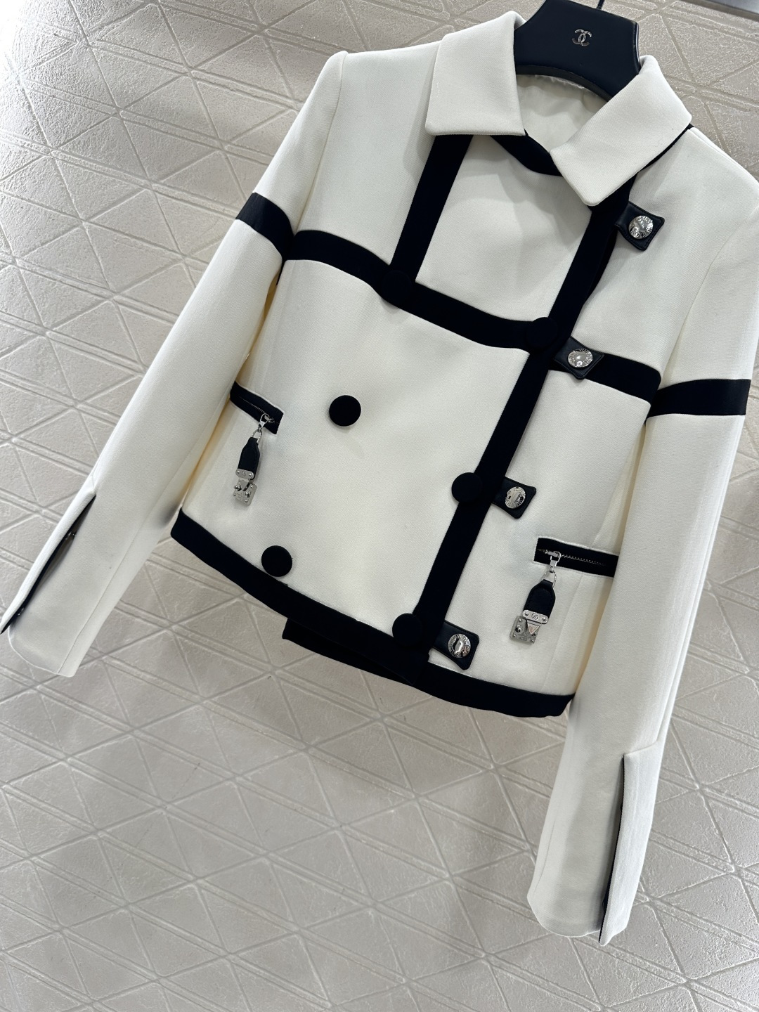 ♥Louis vuitto*♥2025新品上架 翻领撞色正肩西装定制YB进口醋酸材质，工艺处理手感光滑，