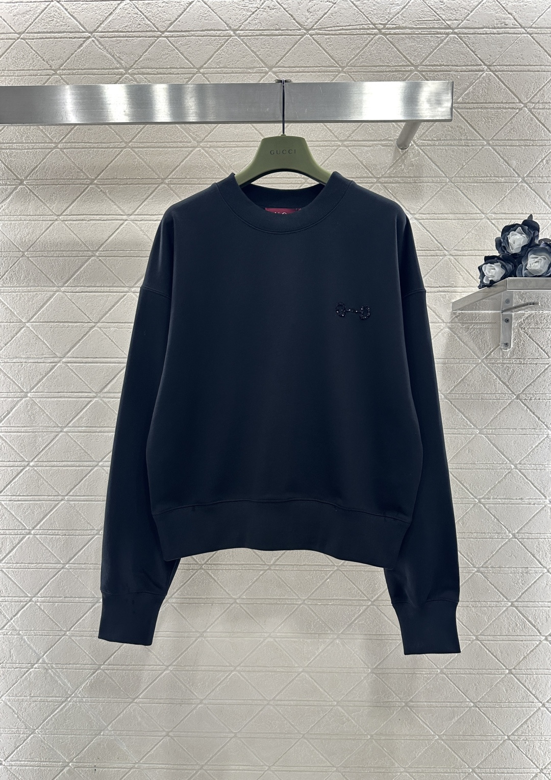 ♥Gucc*♥2025新品上架 圆领钉珠徽标卫衣定制YB原生全棉材质，久洗不易变形起球，质感十足，套头圆