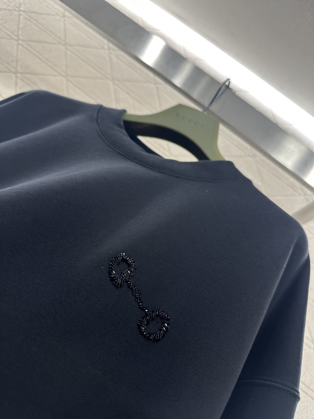 ♥Gucc*♥2025新品上架 圆领钉珠徽标卫衣定制YB原生全棉材质，久洗不易变形起球，质感十足，套头圆