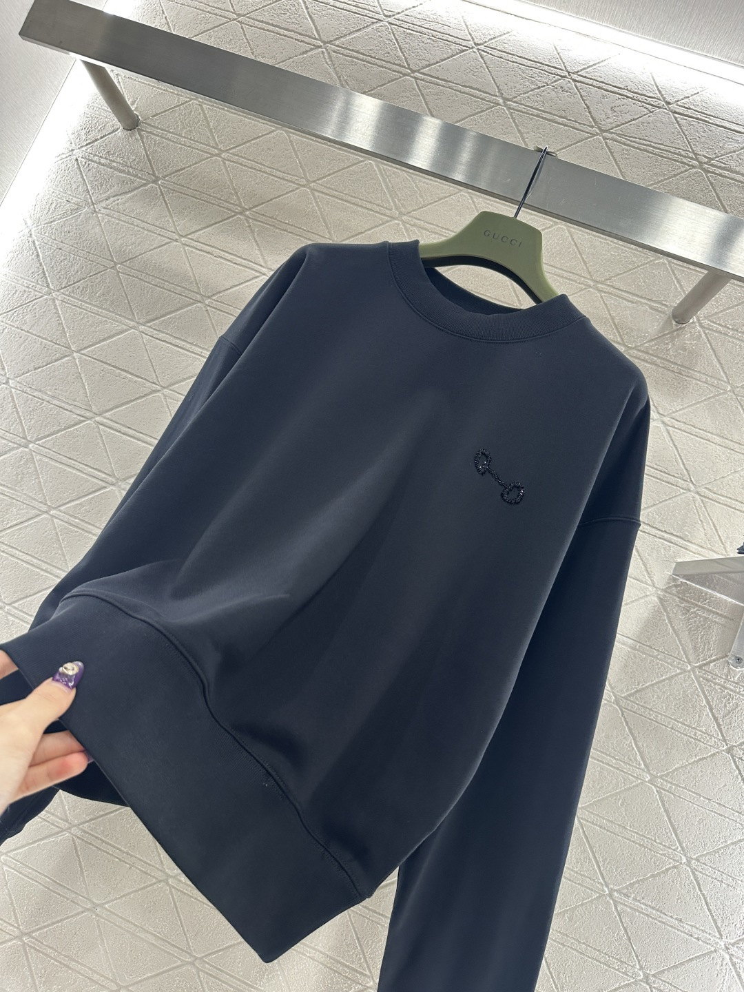 ♥Gucc*♥2025新品上架 圆领钉珠徽标卫衣定制YB原生全棉材质，久洗不易变形起球，质感十足，套头圆