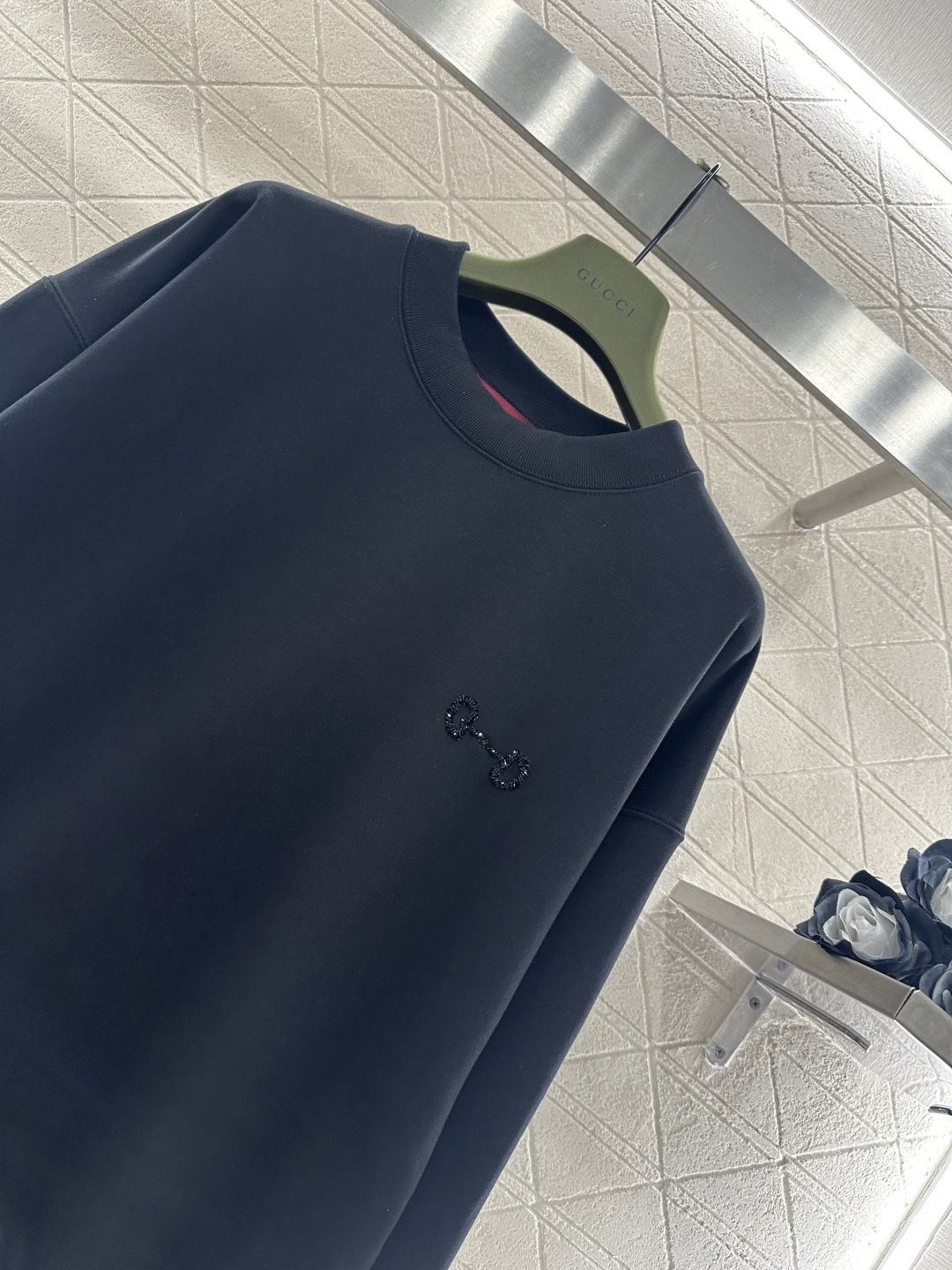 ♥Gucc*♥2025新品上架 圆领钉珠徽标卫衣定制YB原生全棉材质，久洗不易变形起球，质感十足，套头圆