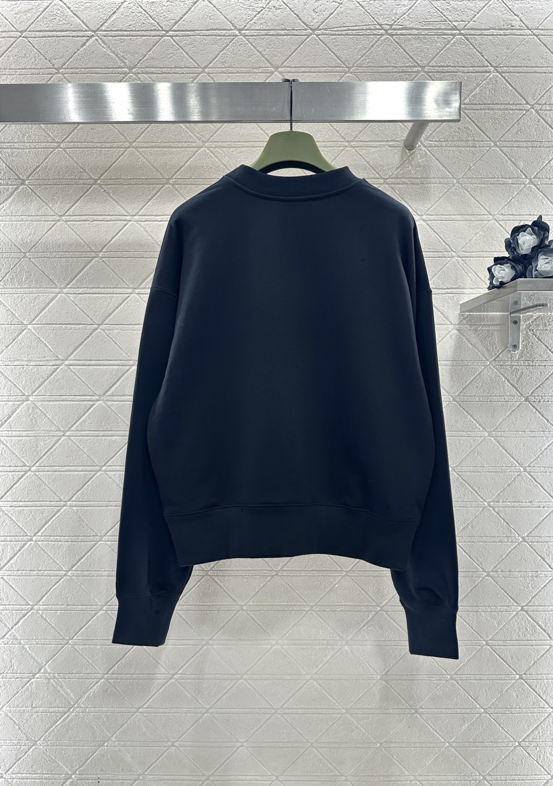 ♥Gucc*♥2025新品上架 圆领钉珠徽标卫衣定制YB原生全棉材质，久洗不易变形起球，质感十足，套头圆