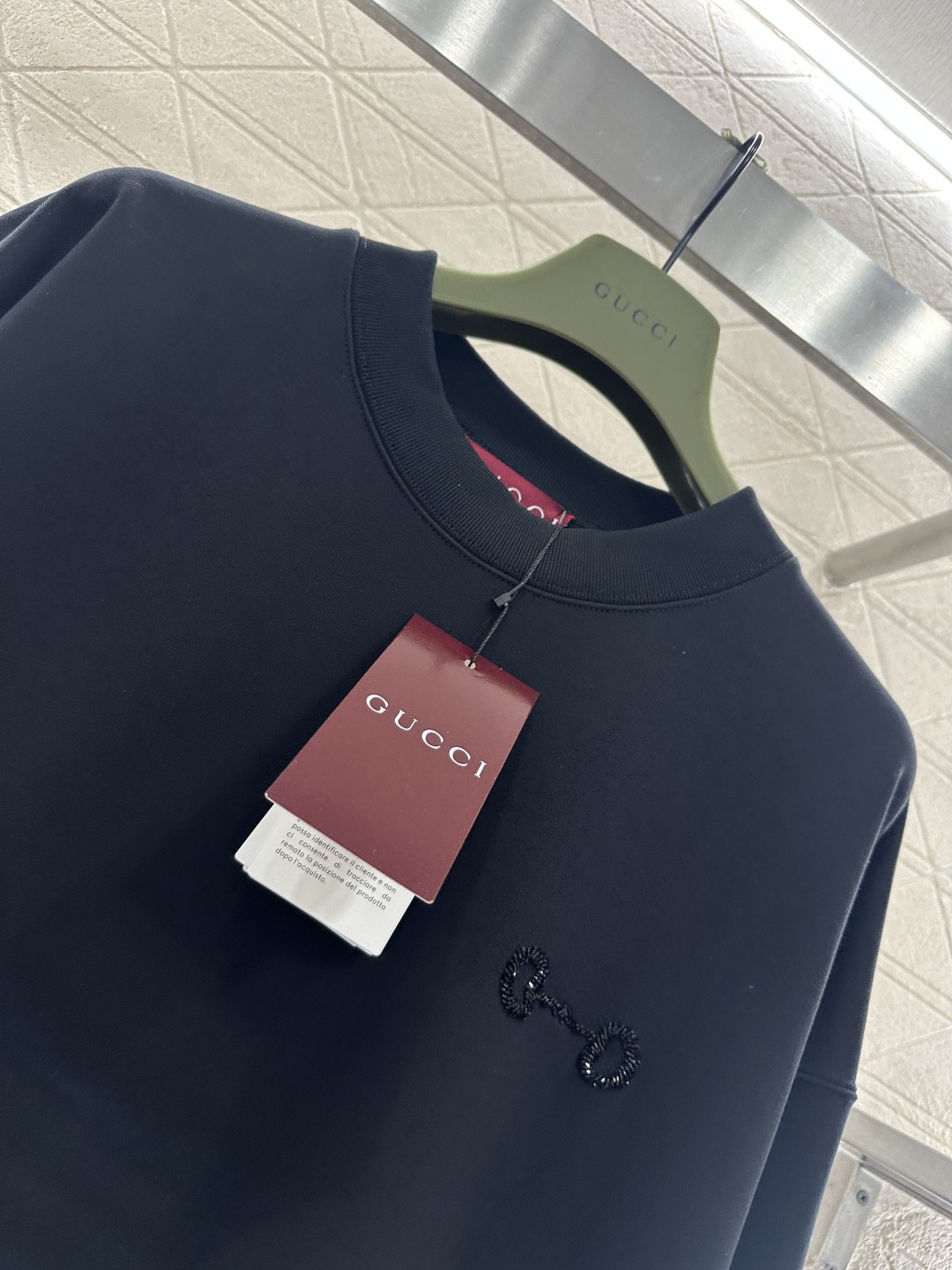 ♥Gucc*♥2025新品上架 圆领钉珠徽标卫衣定制YB原生全棉材质，久洗不易变形起球，质感十足，套头圆