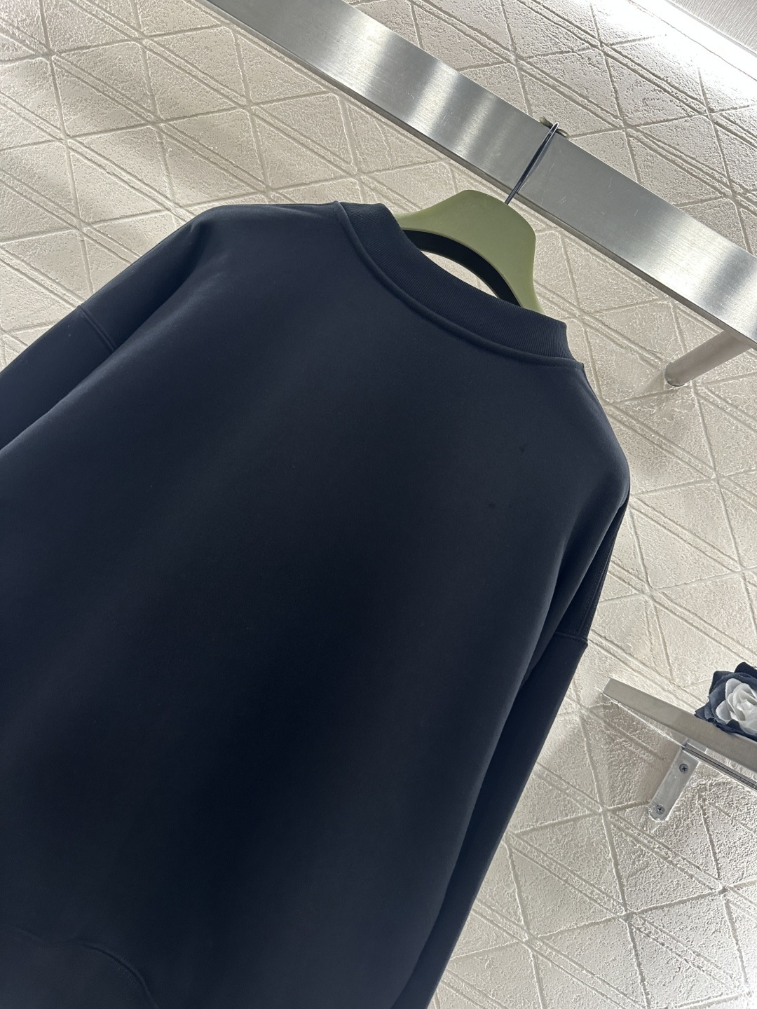 ♥Gucc*♥2025新品上架 圆领钉珠徽标卫衣定制YB原生全棉材质，久洗不易变形起球，质感十足，套头圆