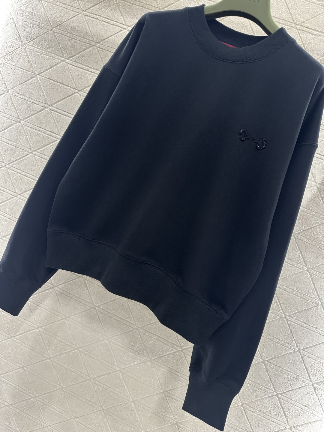 ♥Gucc*♥2025新品上架 圆领钉珠徽标卫衣定制YB原生全棉材质，久洗不易变形起球，质感十足，套头圆