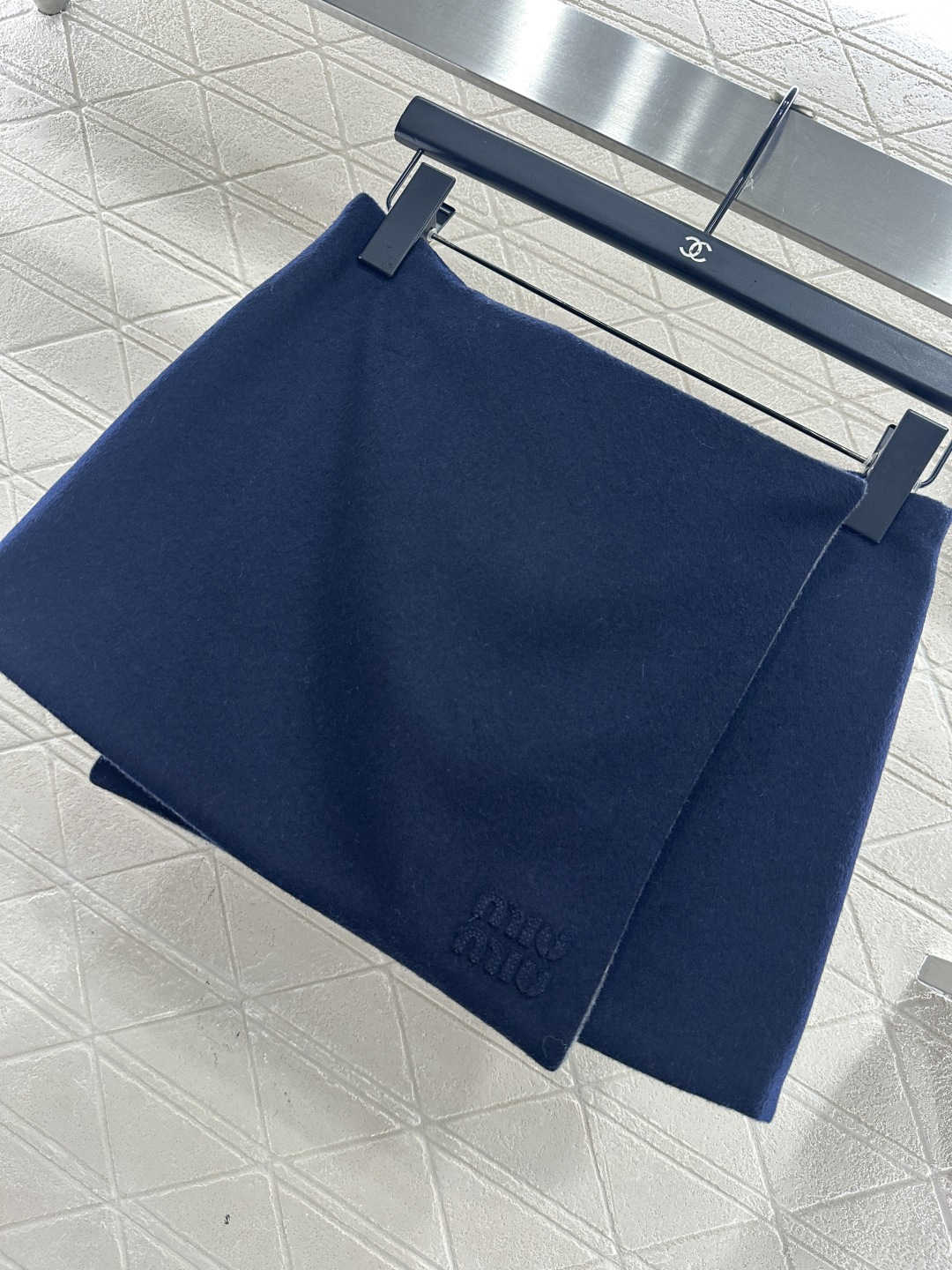 ♥Miumi♥2025新品上架 两面穿高腰一片式前挡半裙定制YB进口羊绒羊毛呢材质，质感高级，穿搭有型，