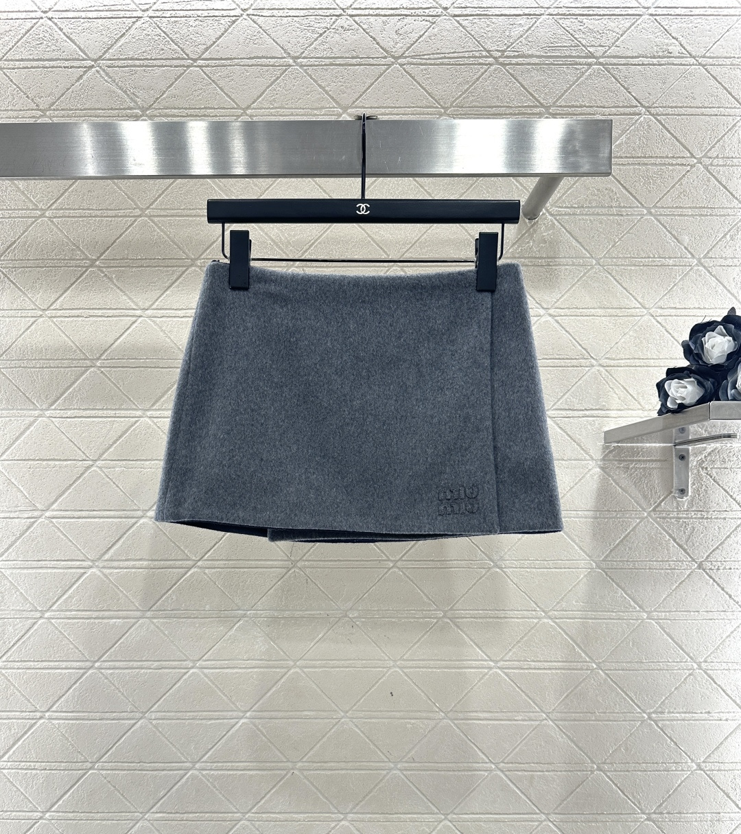 ♥Miumi♥2025新品上架 两面穿高腰一片式前挡半裙定制YB进口羊绒羊毛呢材质，质感高级，穿搭有型，