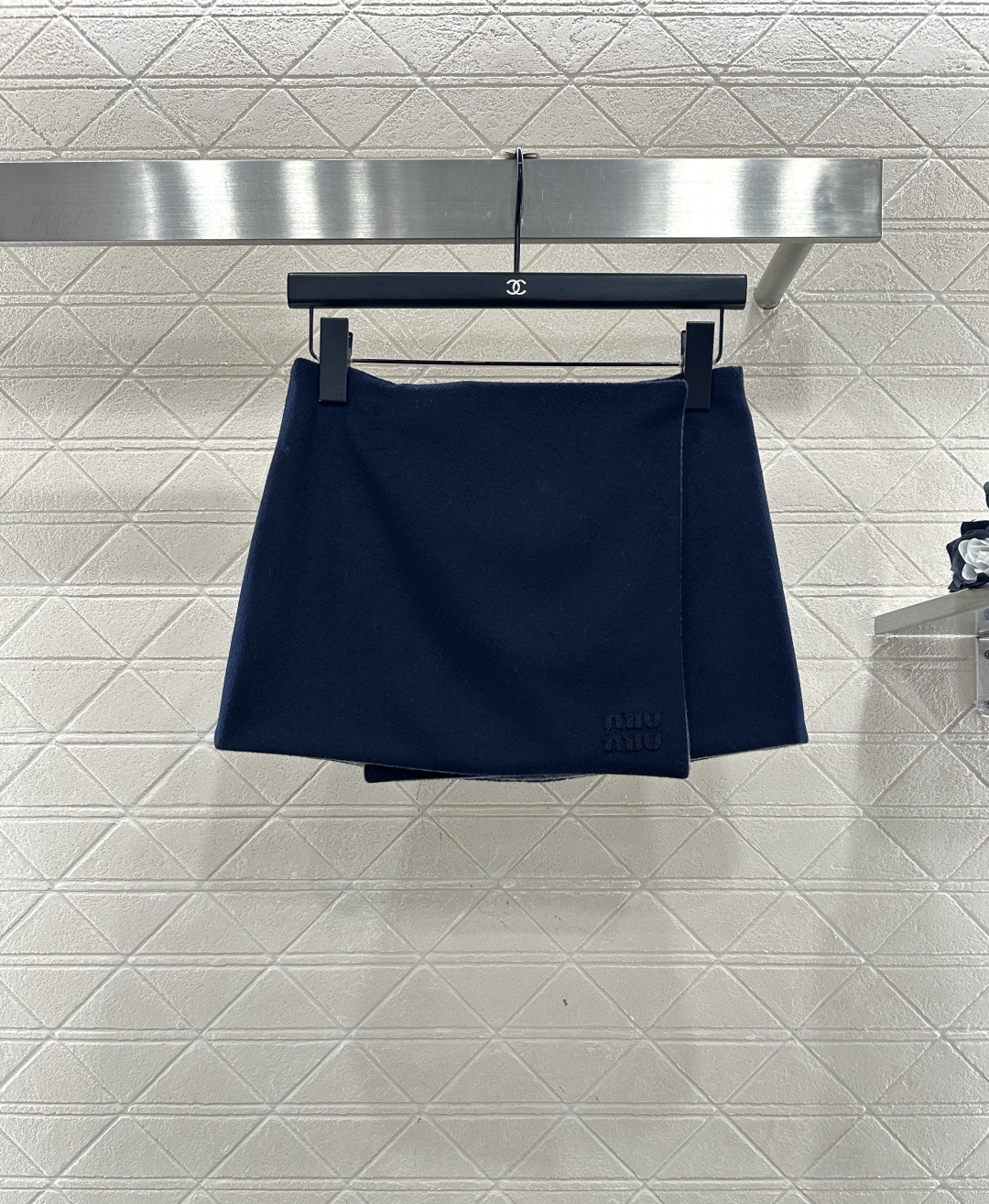 ♥Miumi♥2025新品上架 两面穿高腰一片式前挡半裙定制YB进口羊绒羊毛呢材质，质感高级，穿搭有型，