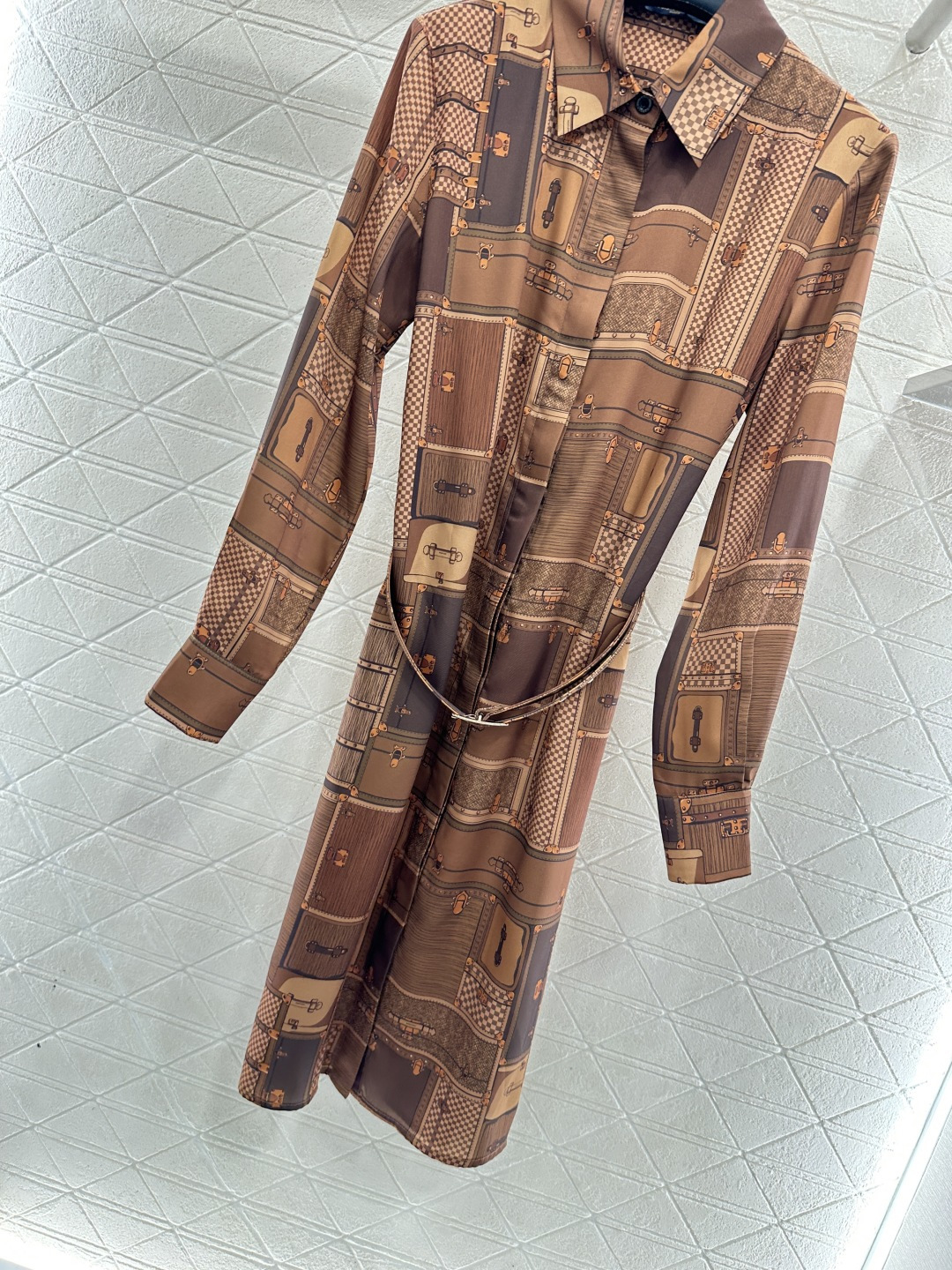 ♥Louis vuitto*♥2026新品上架 印花真丝腰带翻领衬衫裙定制YB进口真丝材质，质感细腻，垂