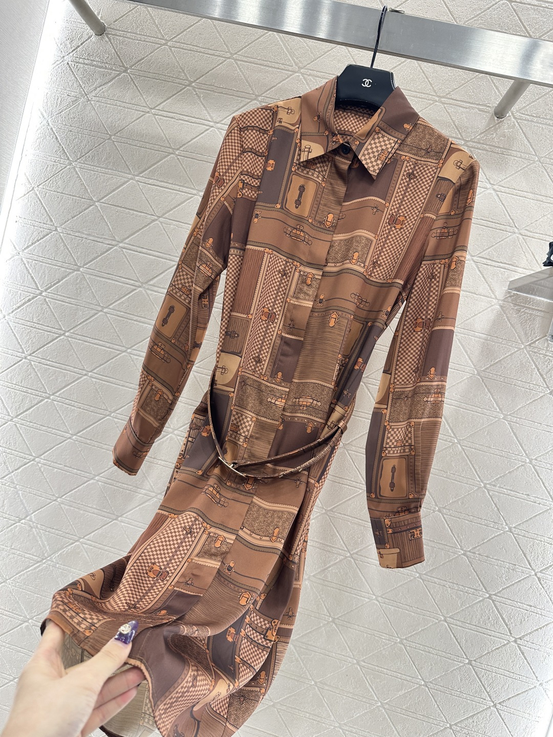 ♥Louis vuitto*♥2026新品上架 印花真丝腰带翻领衬衫裙定制YB进口真丝材质，质感细腻，垂