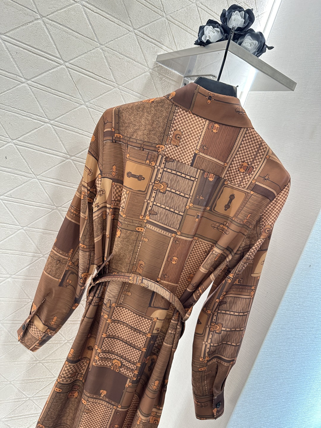 ♥Louis vuitto*♥2026新品上架 印花真丝腰带翻领衬衫裙定制YB进口真丝材质，质感细腻，垂