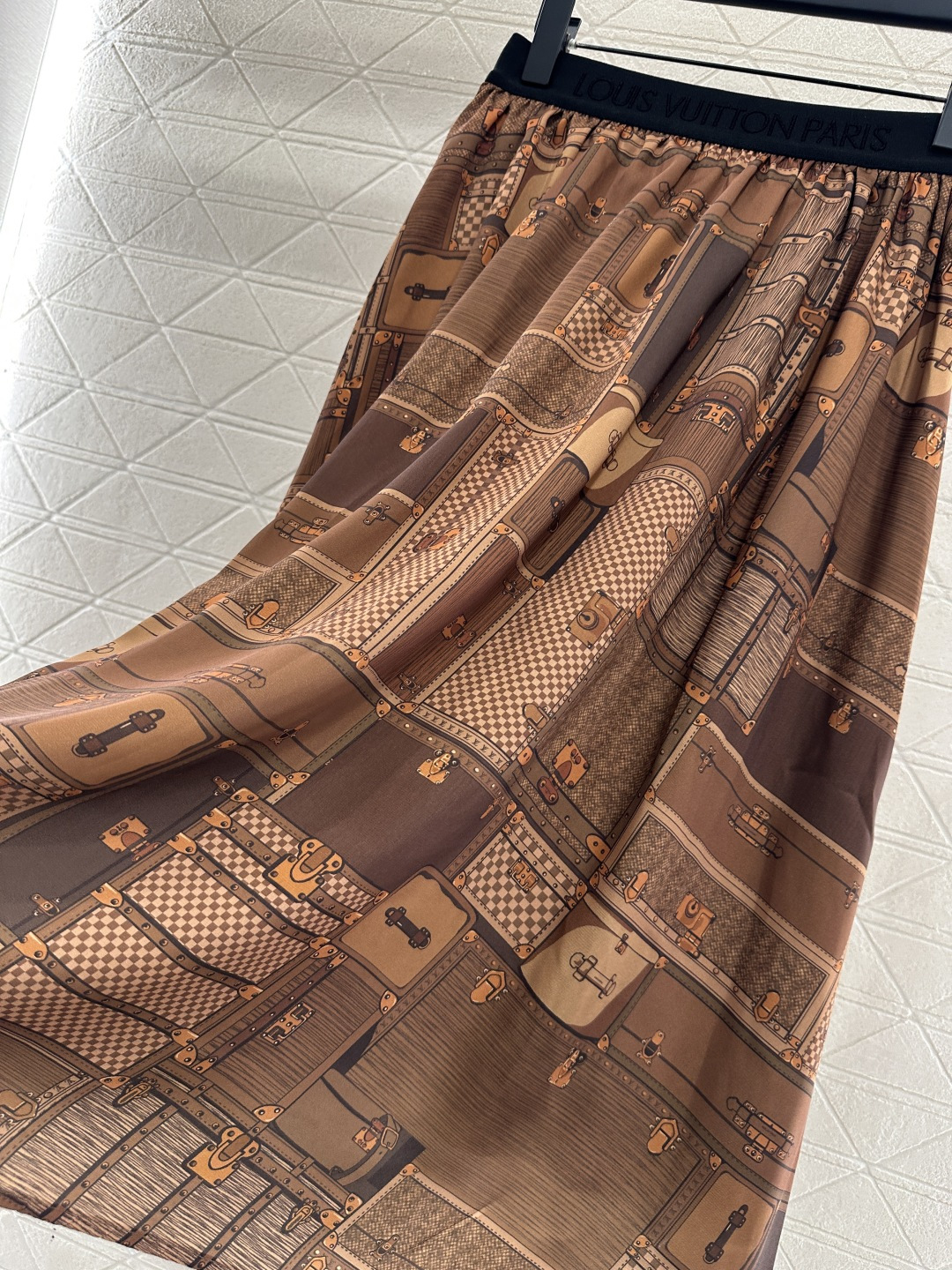 ♥Louis vuitto*♥2026新品上架 印花真丝翻领衬衫半裙套装定制YB进口真丝材质，质感细腻，