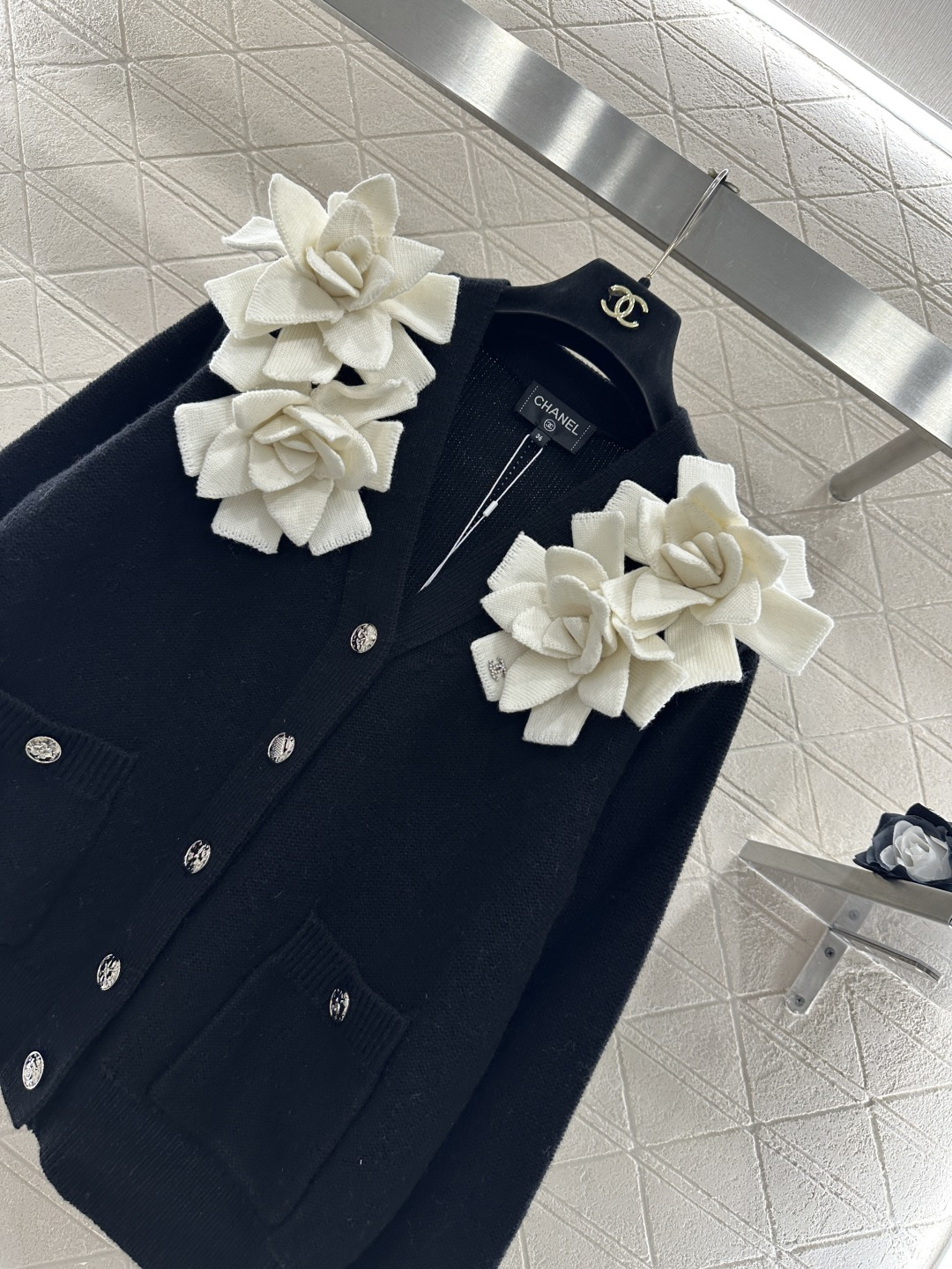 ♥Chane*♥2025新品上架 立体山茶花针织开衫定制YB羊毛纱线织造，质感高级，舒适柔软，V领针织开