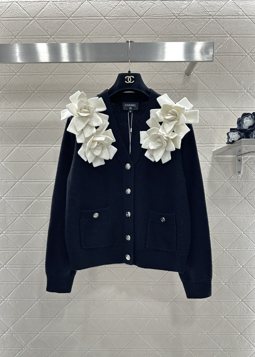 ♥Chane*♥2025新品上架 立体山茶花针织开衫定制YB羊毛纱线织造，质感高级，舒适柔软，V领针织开