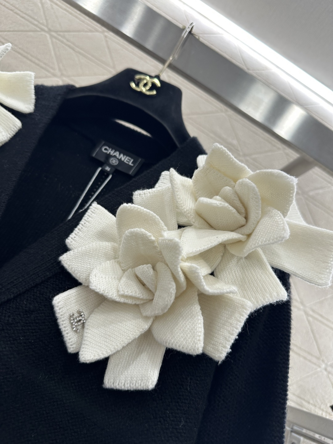 ♥Chane*♥2025新品上架 立体山茶花针织开衫定制YB羊毛纱线织造，质感高级，舒适柔软，V领针织开