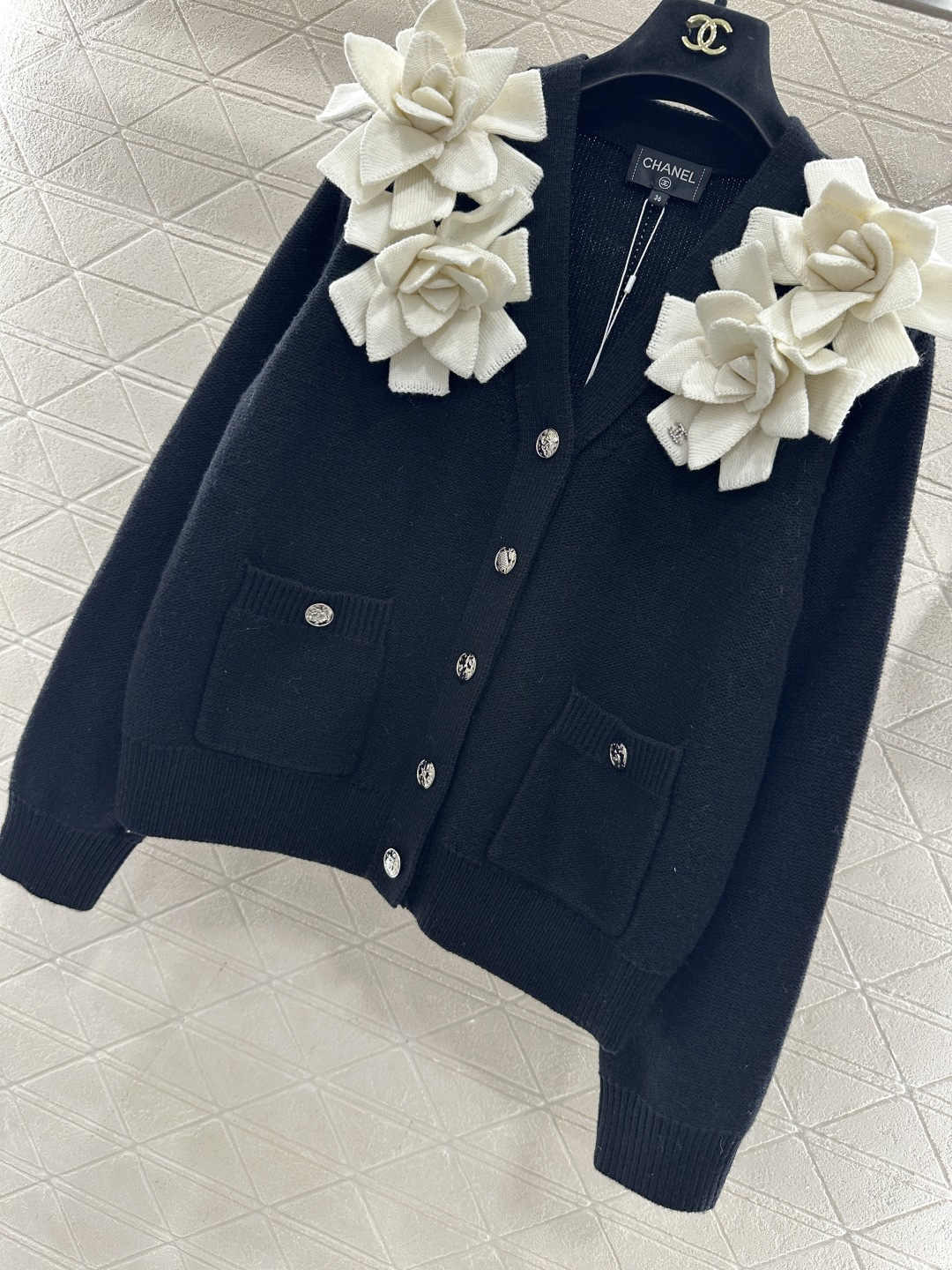 ♥Chane*♥2025新品上架 立体山茶花针织开衫定制YB羊毛纱线织造，质感高级，舒适柔软，V领针织开