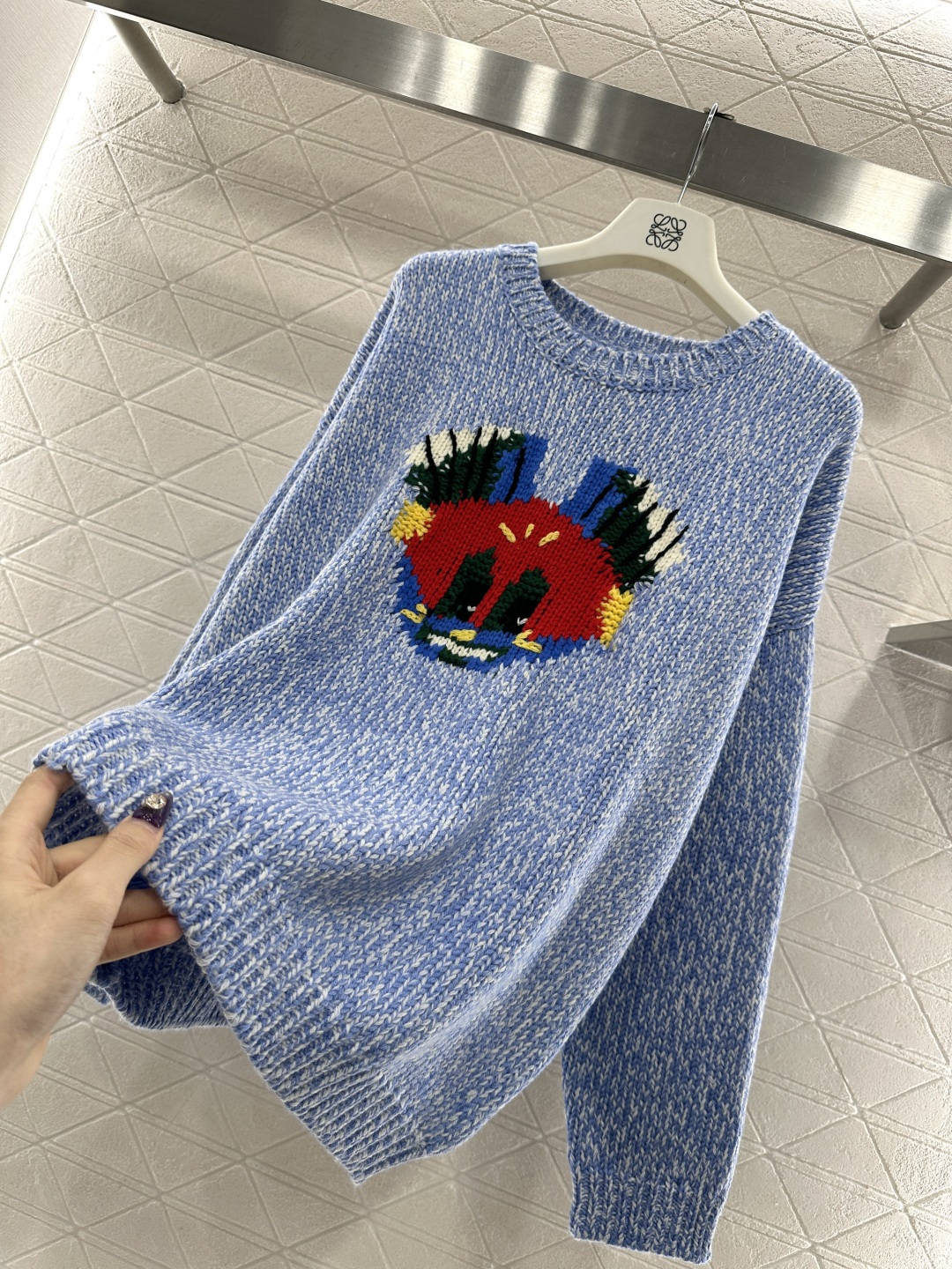 ♥Loew*♥2025新品上架 蓝白钩花针织毛衣定制YB羊毛纱线织造，穿搭舒适，质感十足，圆领针织套头毛