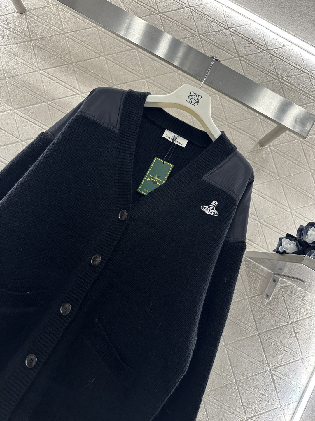 ♥West vivienn*♥2025新品上架 土星徽标针织开衫定制YB羊毛纱线织造，质感高级，穿搭舒适