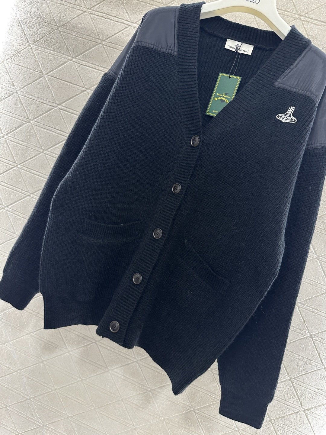 ♥West vivienn*♥2025新品上架 土星徽标针织开衫定制YB羊毛纱线织造，质感高级，穿搭舒适