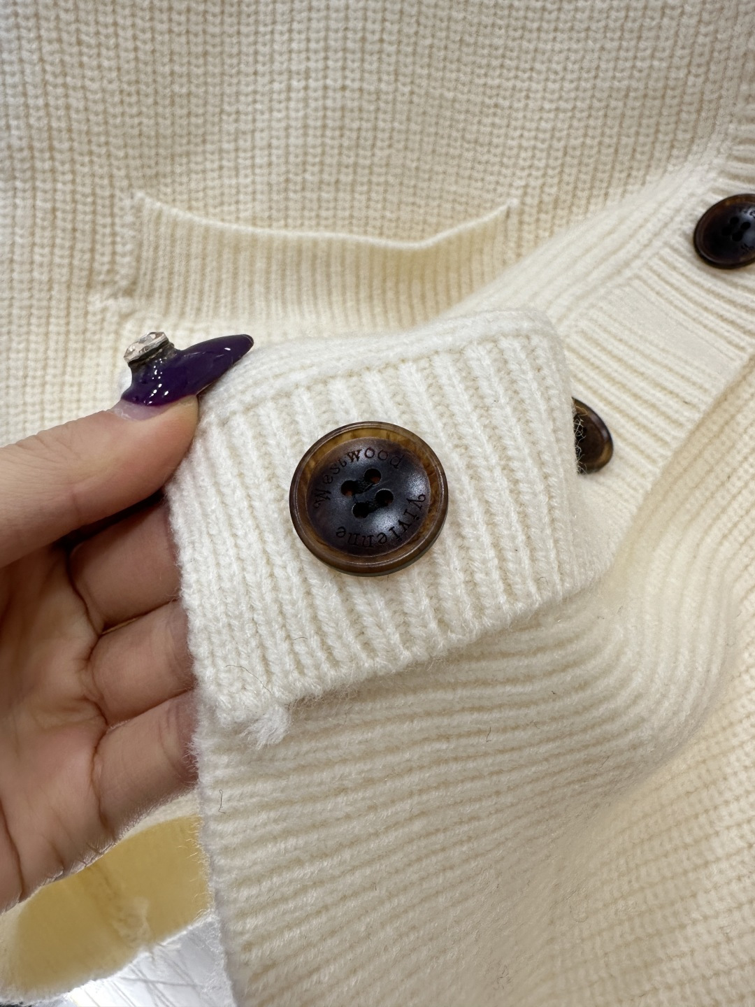 ♥West vivienn*♥2025新品上架 土星徽标针织开衫定制YB羊毛纱线织造，质感高级，穿搭舒适