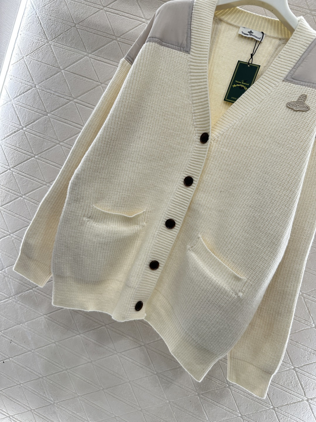 ♥West vivienn*♥2025新品上架 土星徽标针织开衫定制YB羊毛纱线织造，质感高级，穿搭舒适