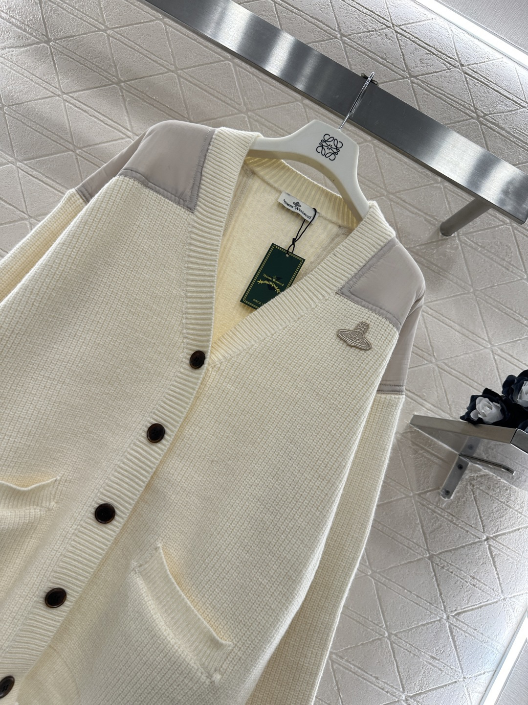 ♥West vivienn*♥2025新品上架 土星徽标针织开衫定制YB羊毛纱线织造，质感高级，穿搭舒适